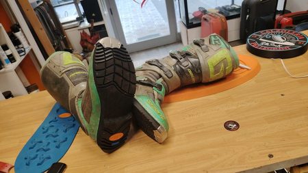 Suola Vibram applicata a mano — Gaerne — lavorazione PelleRock Terni