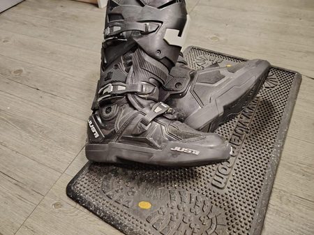 Dettaglio profilo, montaggio di precisione — lavorazione PelleRock Terni