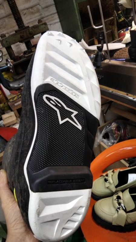 Suola Alpinestars Tech 7 — dettaglio battistrada — lavorazione PelleRock Terni