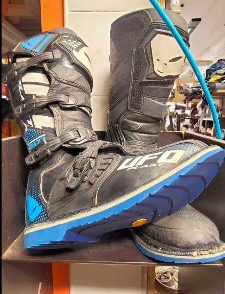 Stivali UFO Plast con suola Vibram blu applicata — lavorazione PelleRock Terni