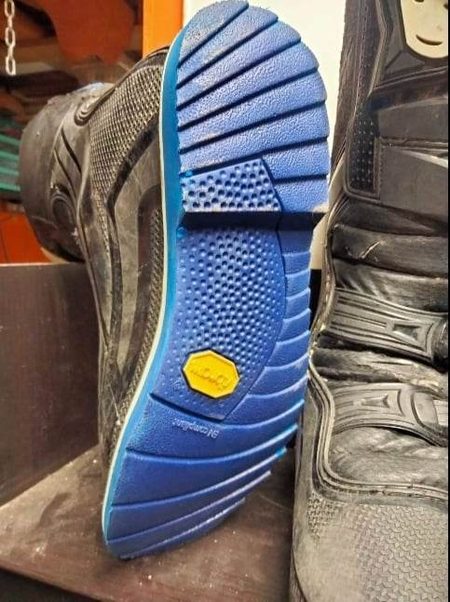 Dettaglio suola Vibram blu, mescola Vibram originale — lavorazione PelleRock Terni