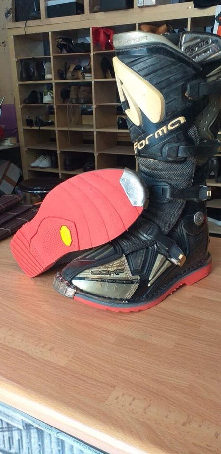Forma Predator con suola Vibram rossa applicata — lavorazione PelleRock Terni