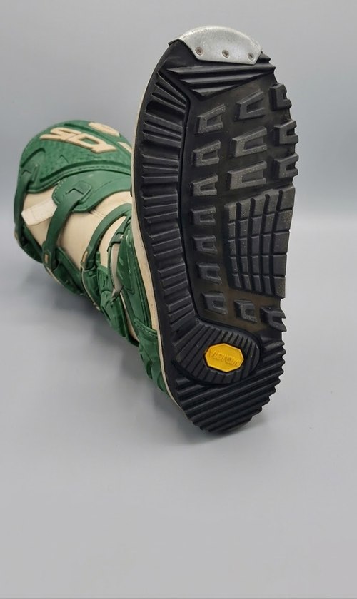 Suola Vibram Acrobat applicata su stivale enduro nel laboratorio PelleRock a Terni