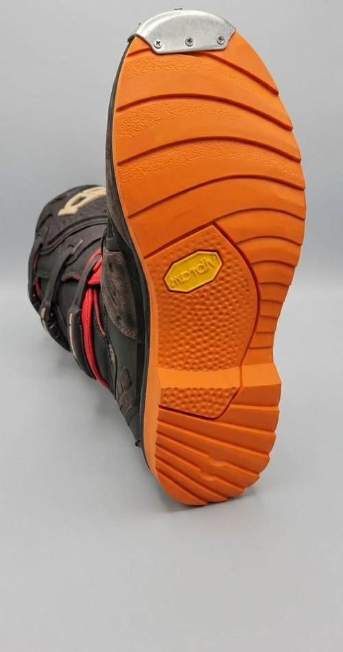 Stivale con suola Vibram Mombello applicata a Terni