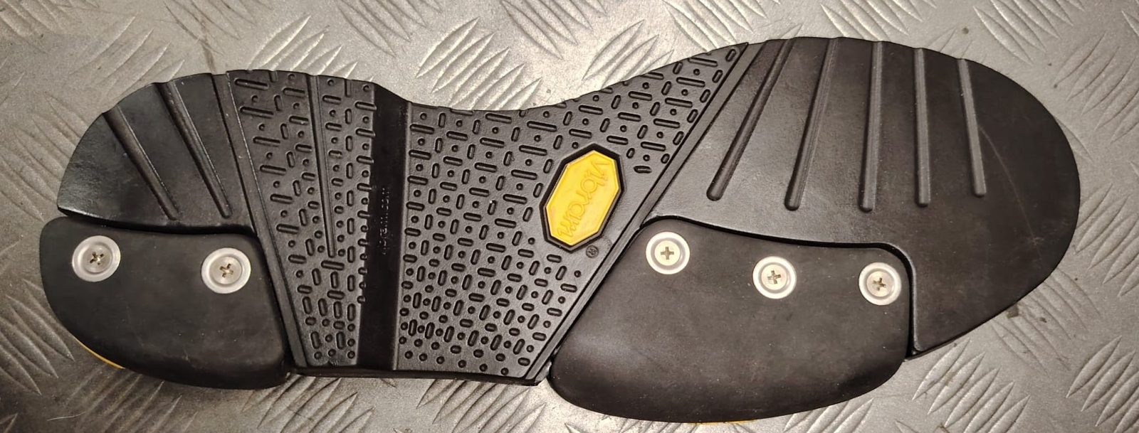 Suola Vibram VSM Supermotard con inserti intercambiabili, vista dall'alto