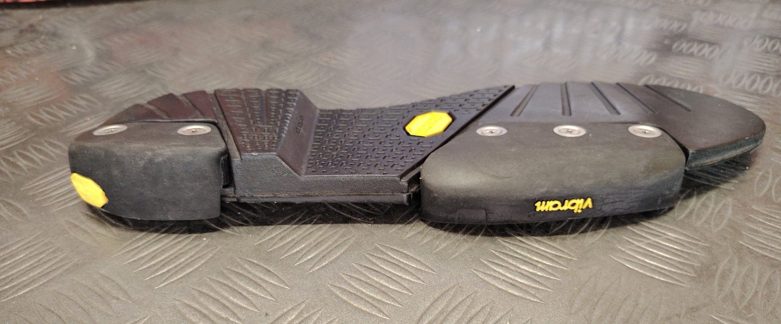 Suola Vibram VSM Supermotard con inserti intercambiabili, vista di lato
